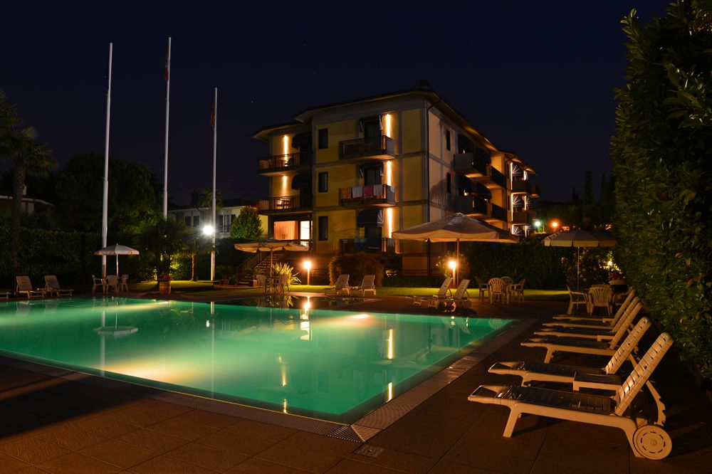 حوض السباحة