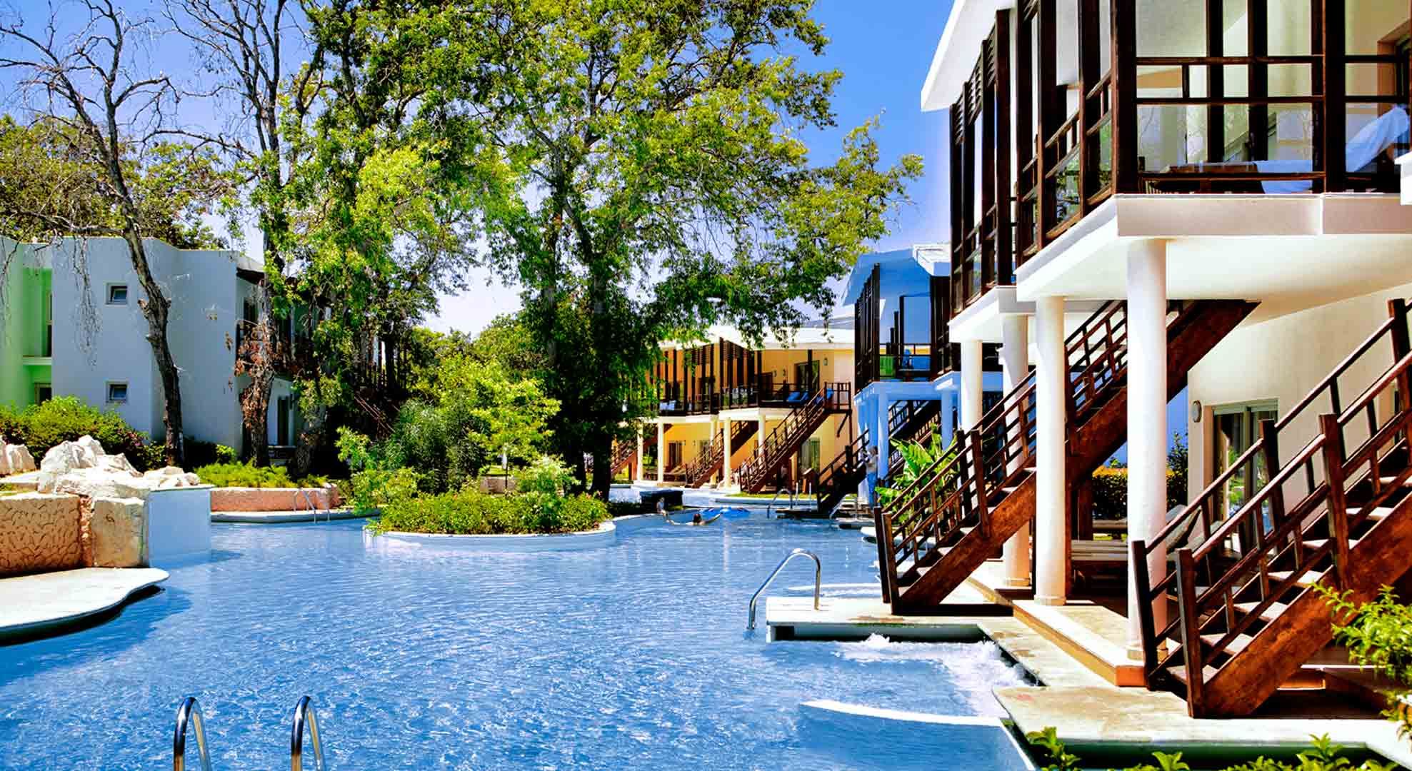 حوض السباحة