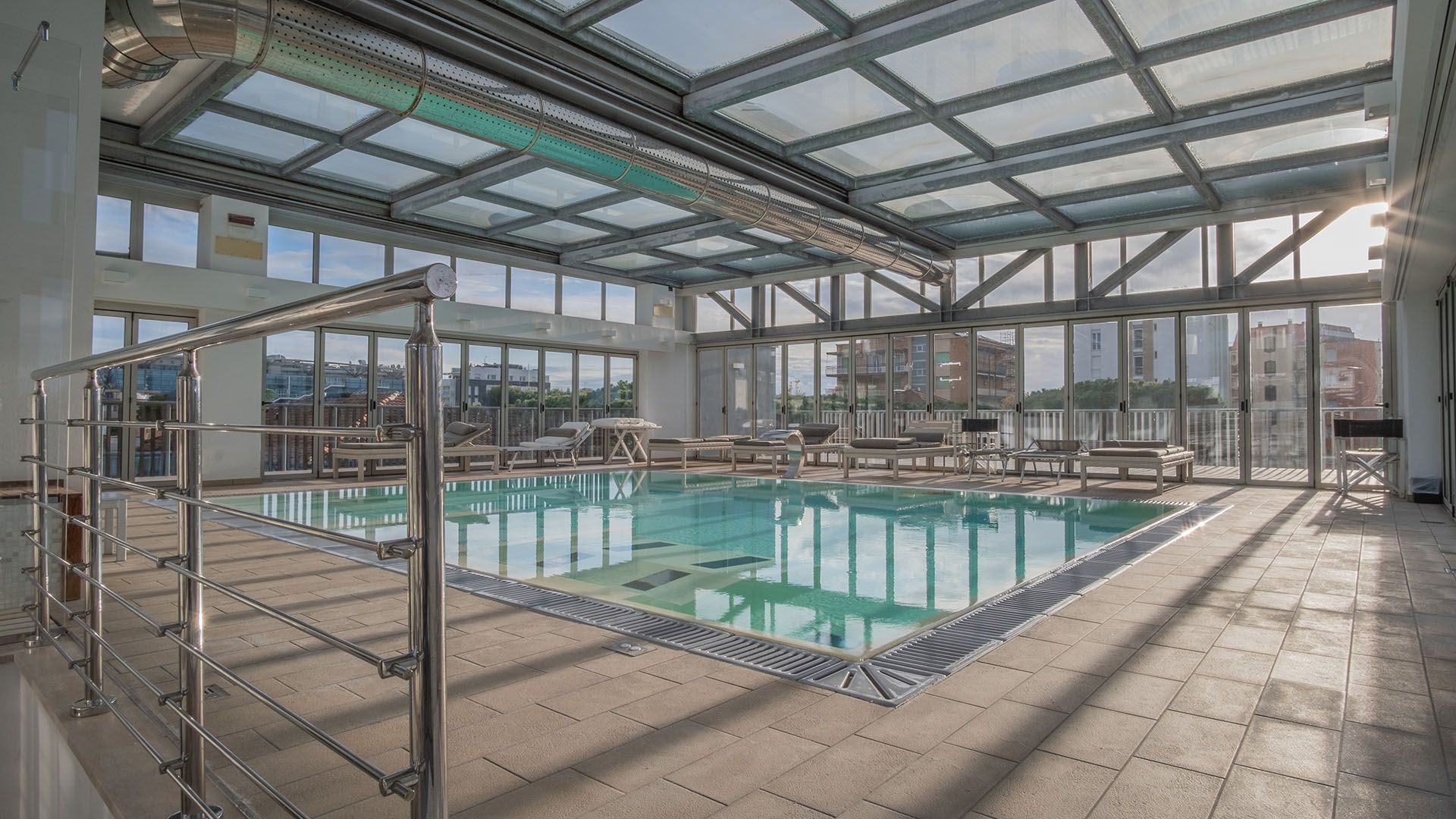 حوض السباحة