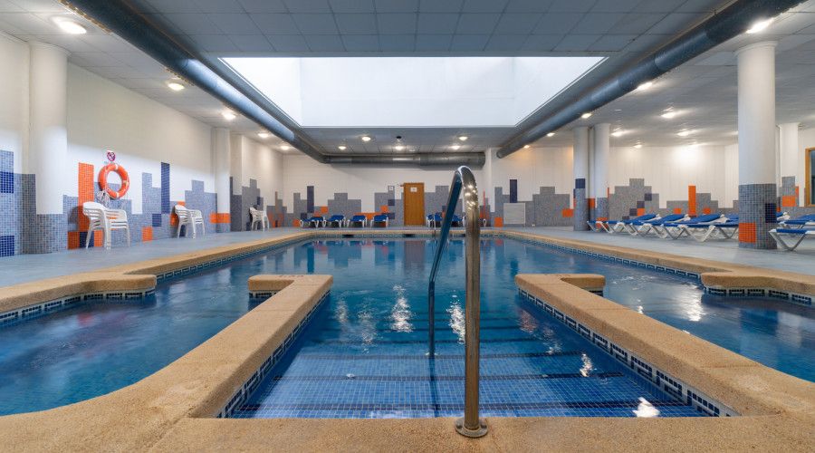 حوض السباحة