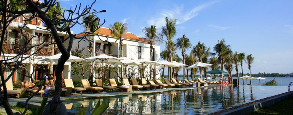 حوض السباحة