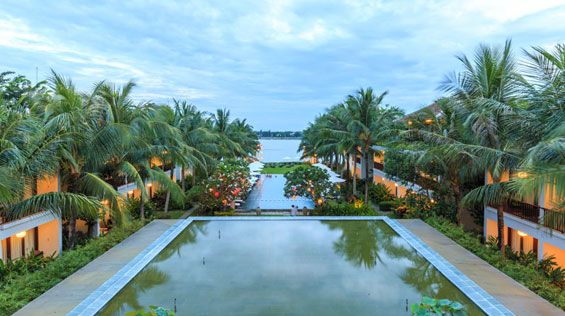 حوض السباحة