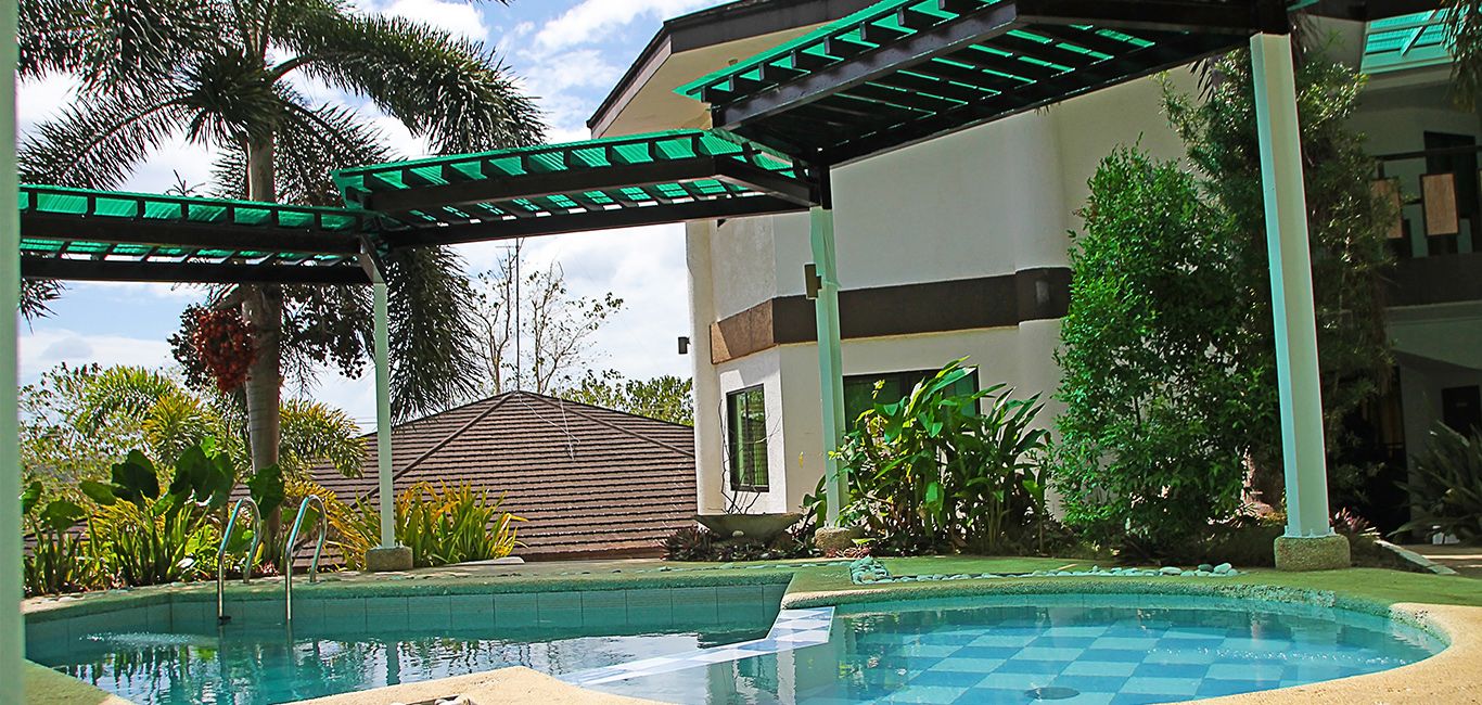 حوض السباحة