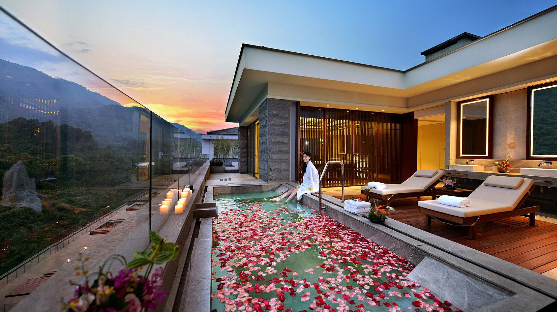 حوض السباحة