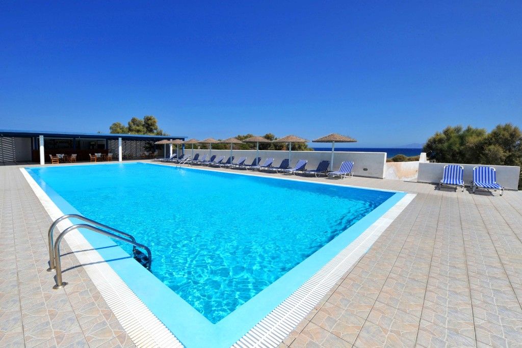 حوض السباحة