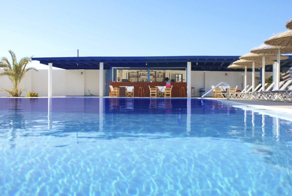 حوض السباحة