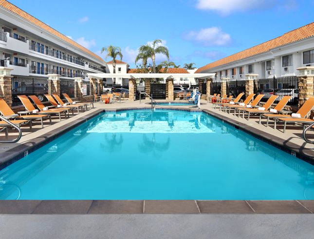 حوض السباحة