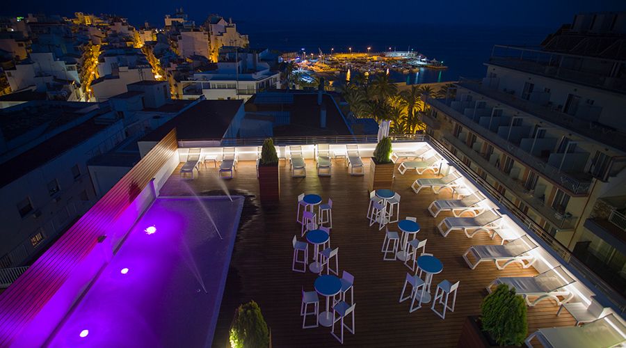 على السطح صورة