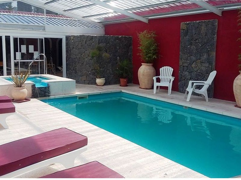 حوض السباحة