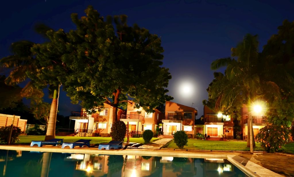 حوض السباحة