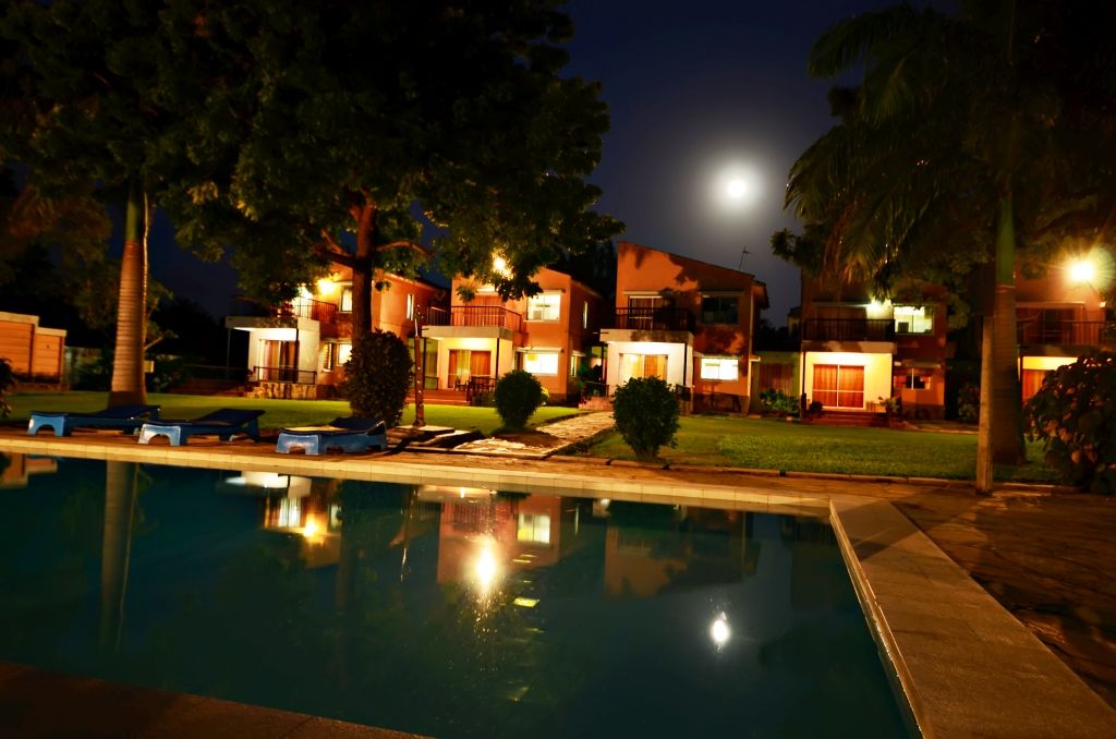 حوض السباحة