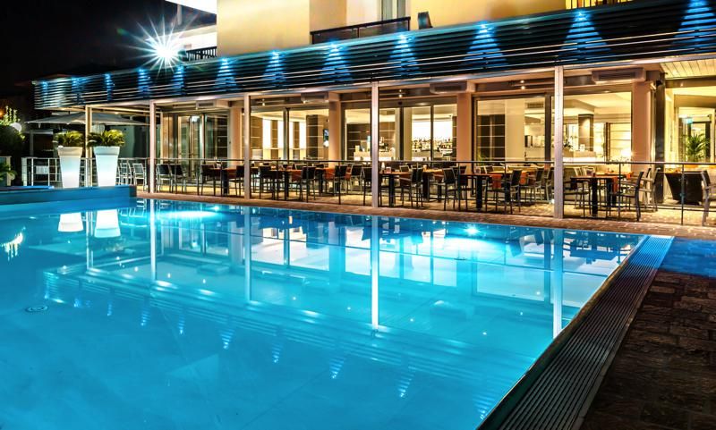 حوض السباحة