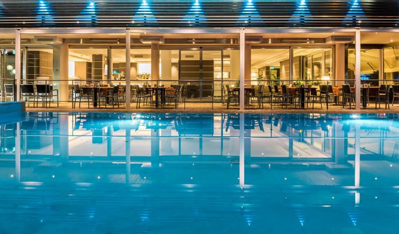 حوض السباحة