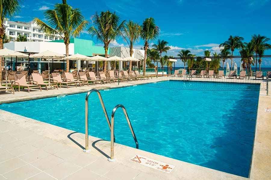 حوض السباحة