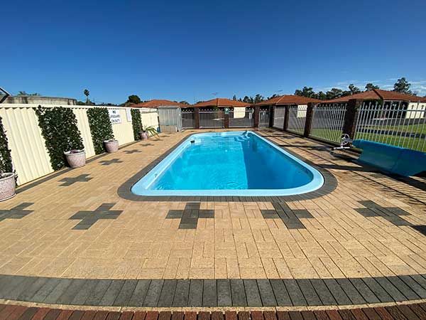 حوض السباحة