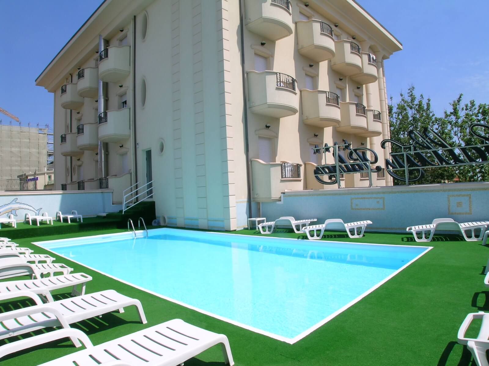 حوض السباحة