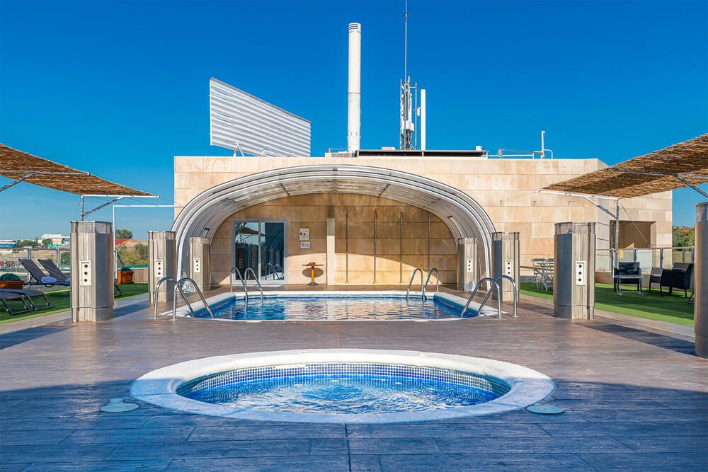 حوض السباحة