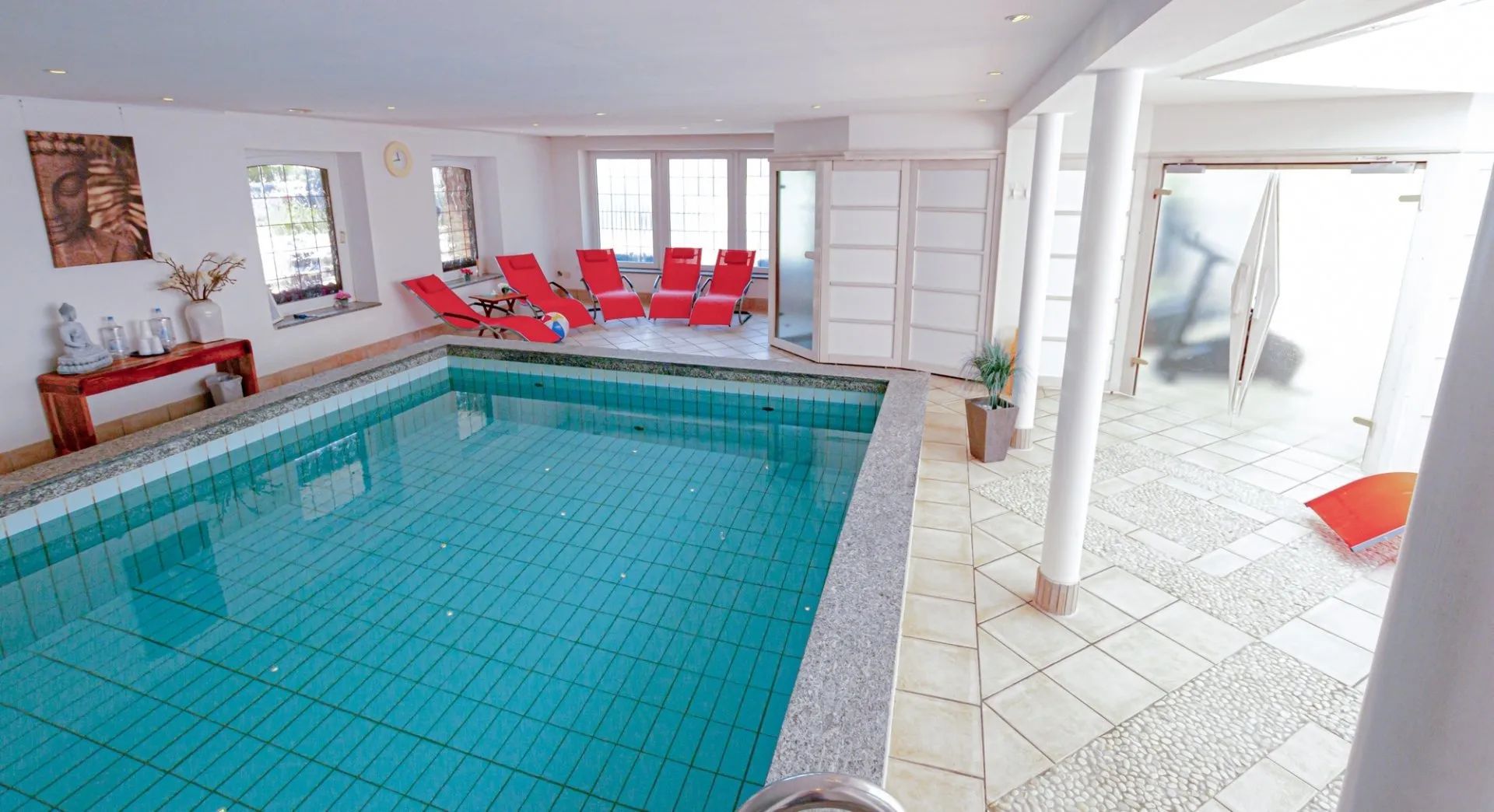 حوض السباحة