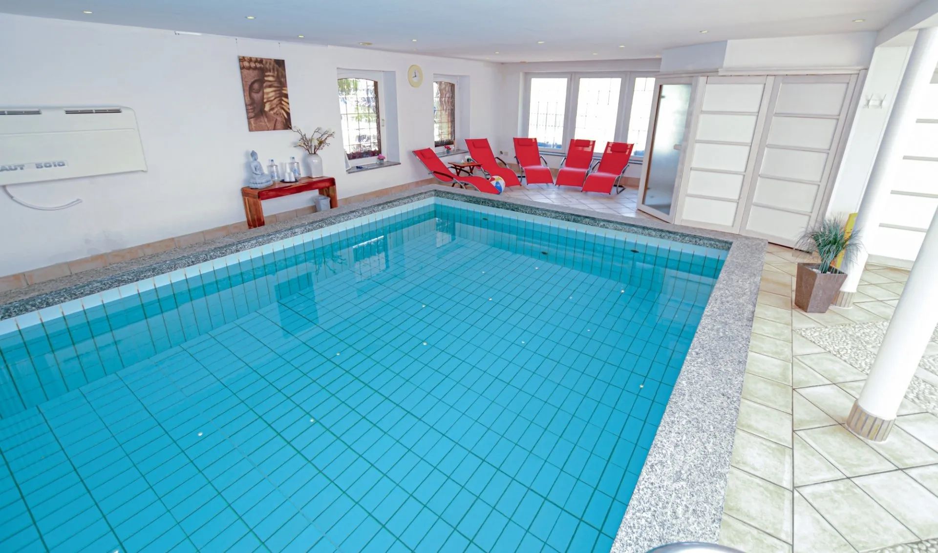 حوض السباحة