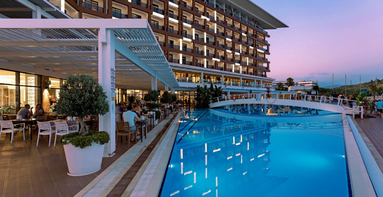 حوض السباحة