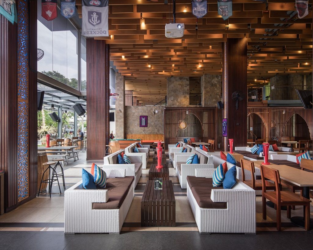 حوض السباحة