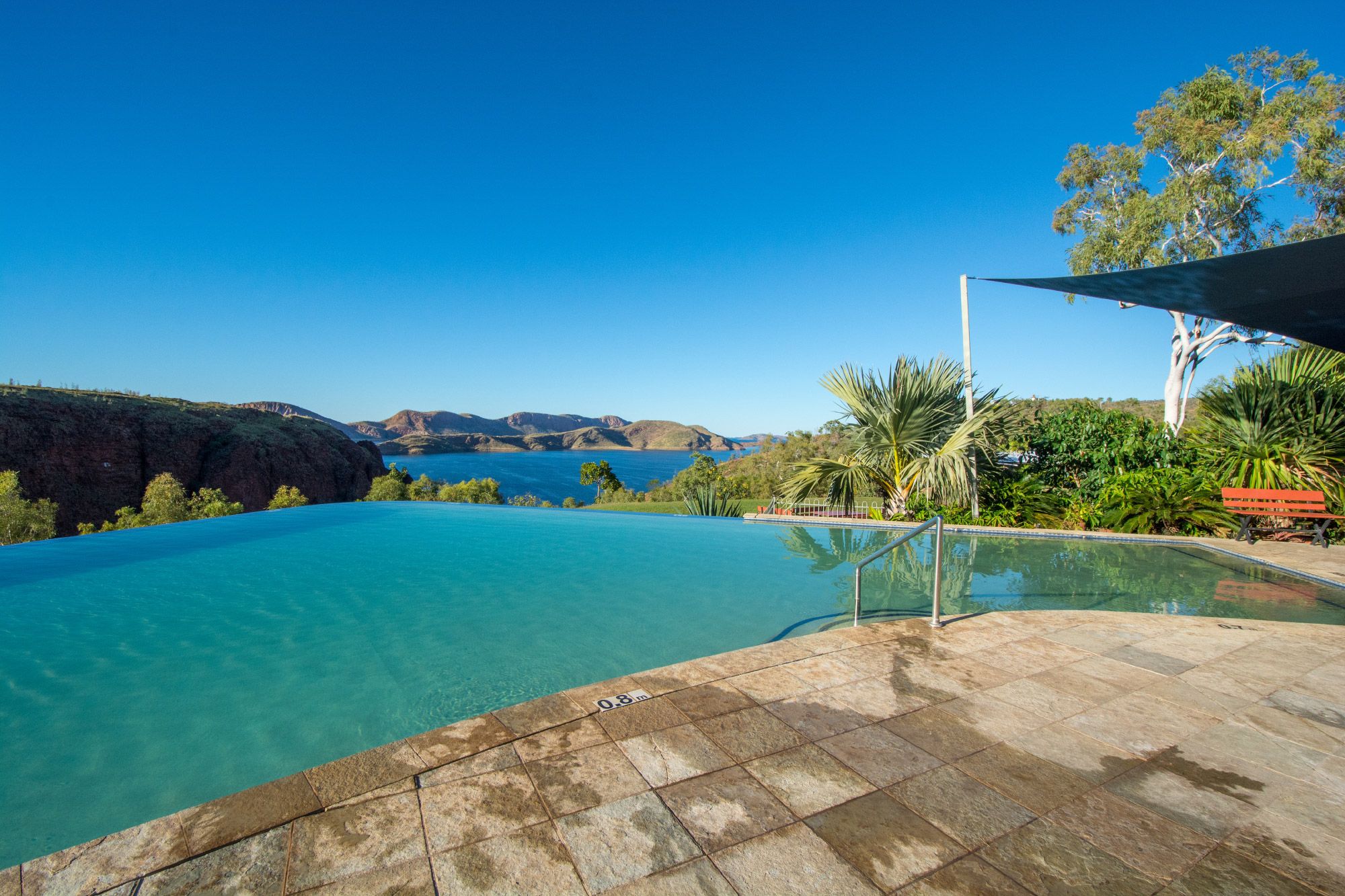 حوض السباحة