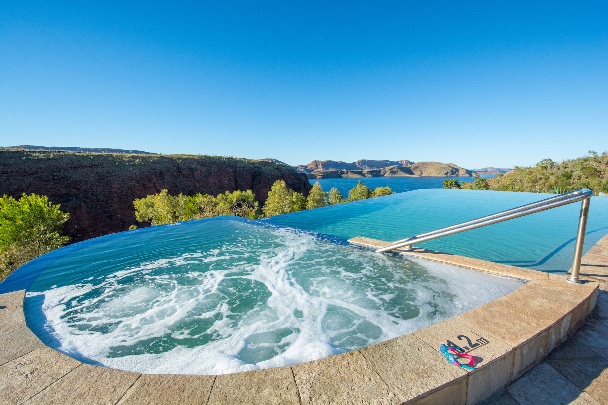 حوض السباحة