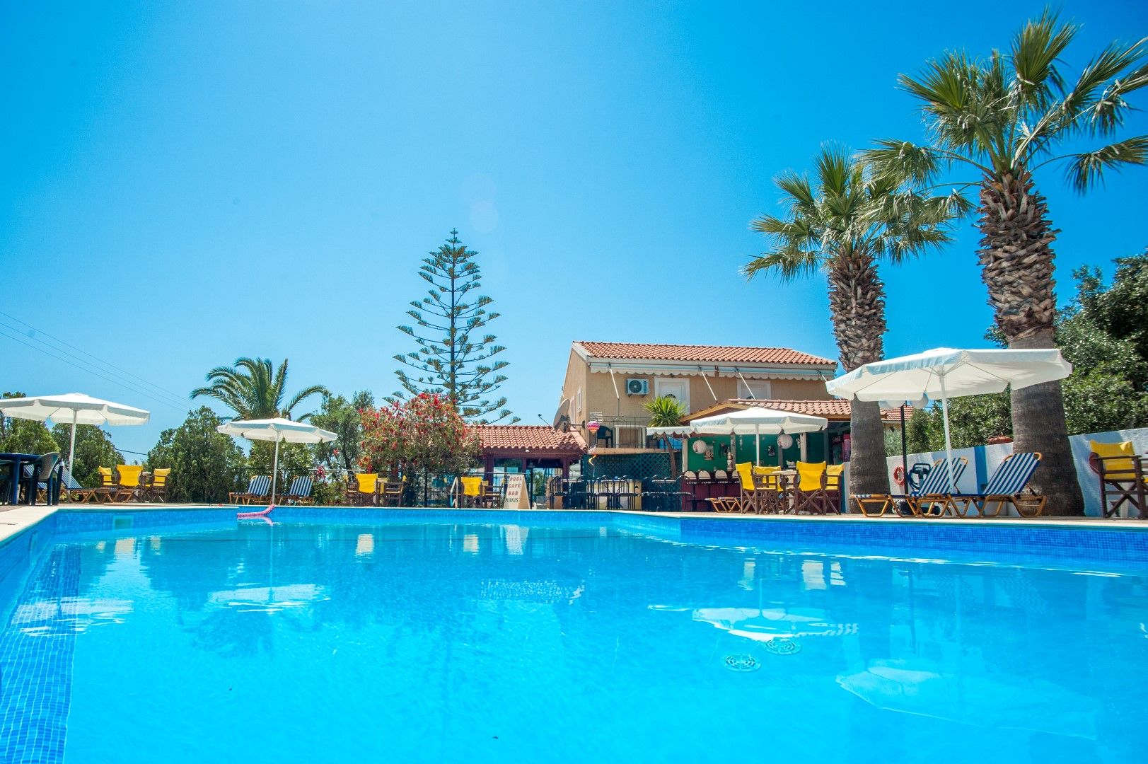 حوض السباحة