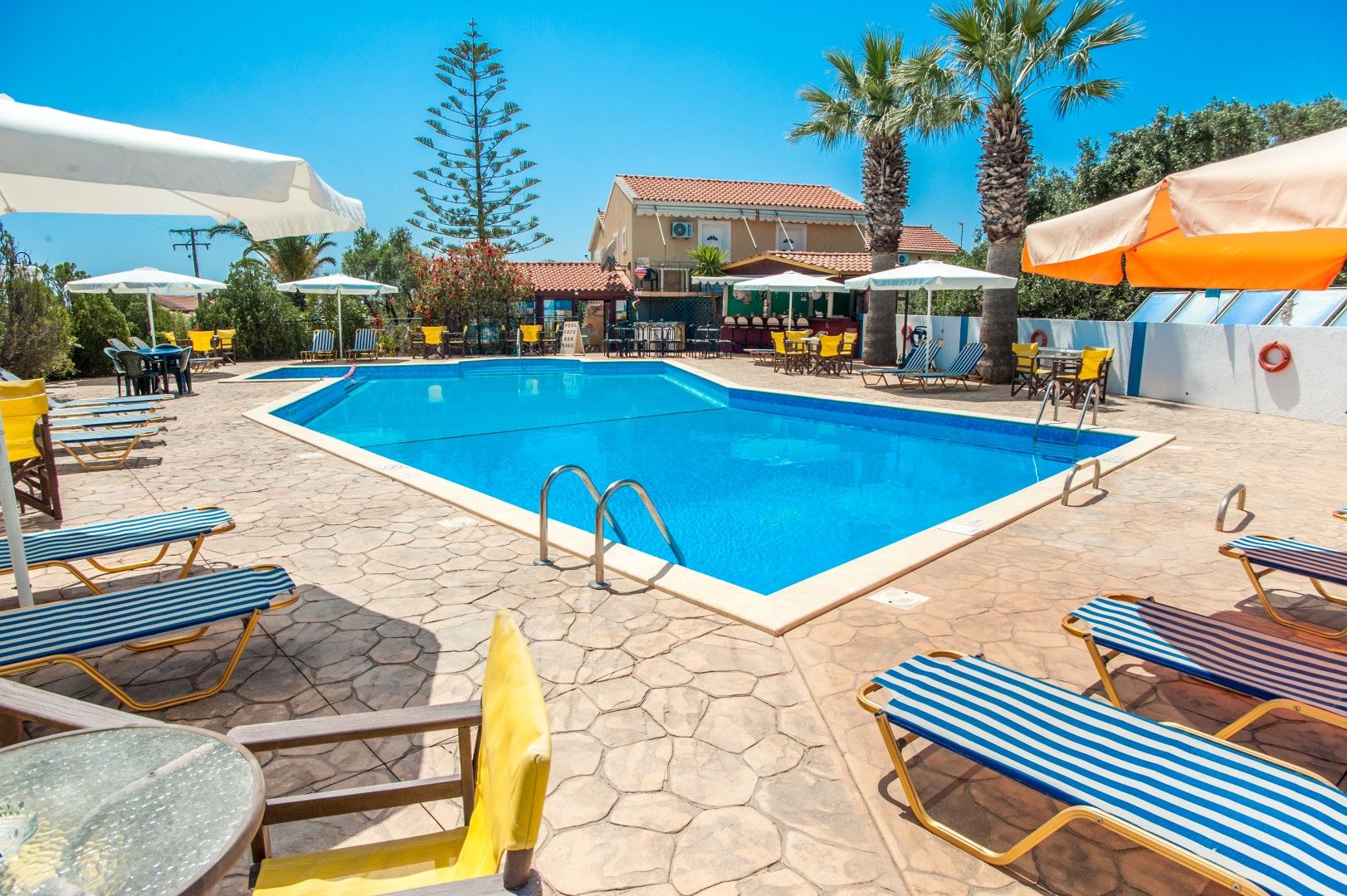 حوض السباحة