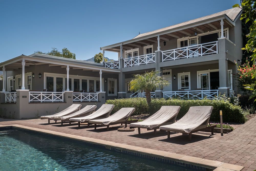 حوض السباحة