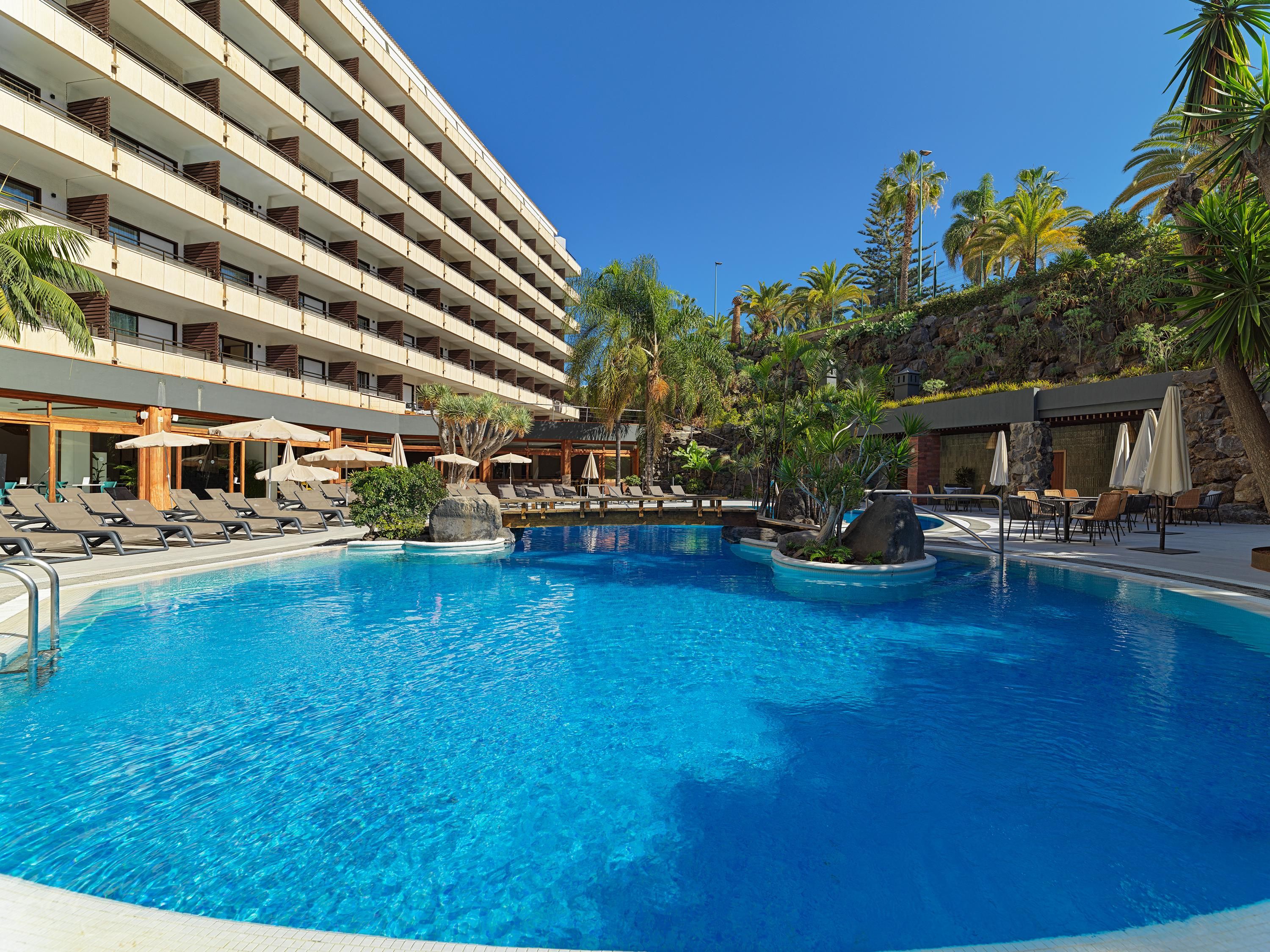 حوض السباحة