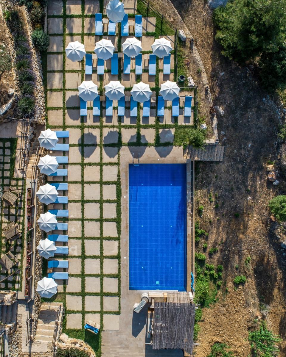 حوض السباحة