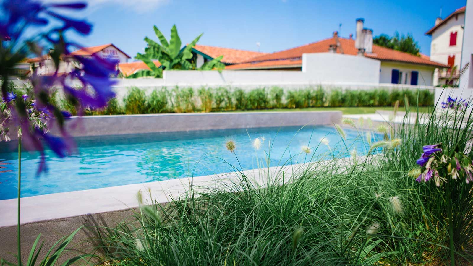 حوض السباحة