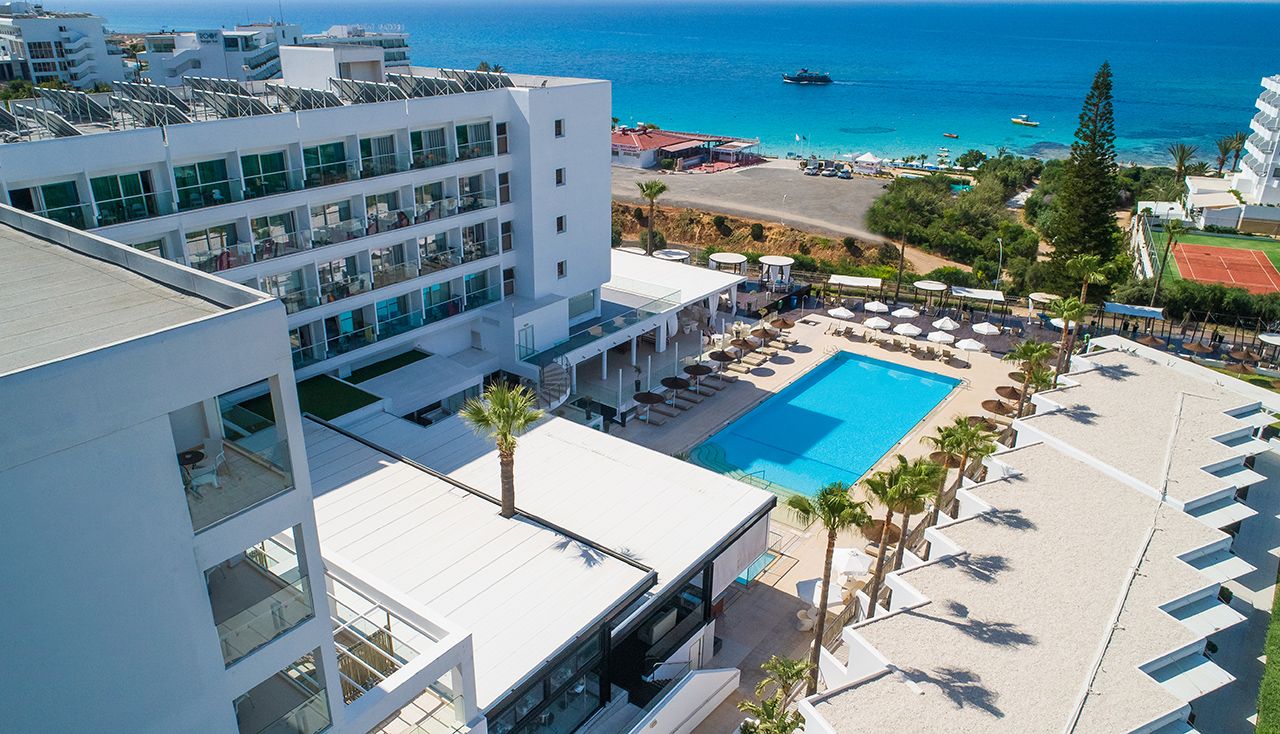 حوض السباحة