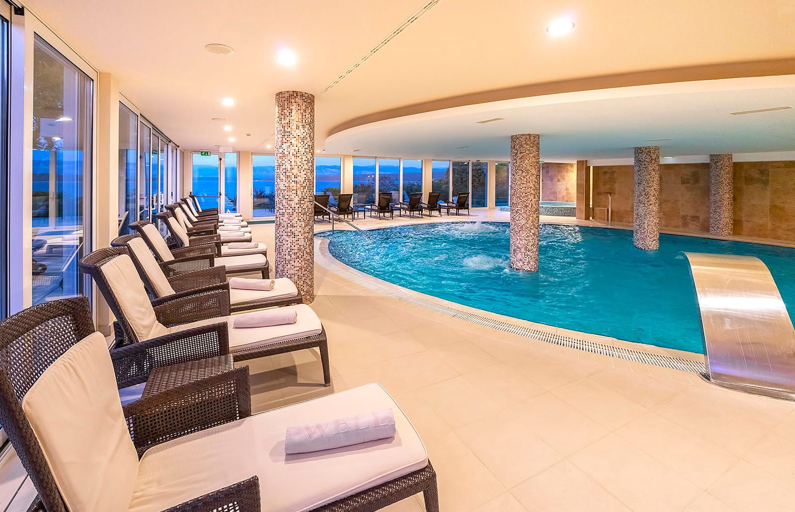 حوض السباحة صورة