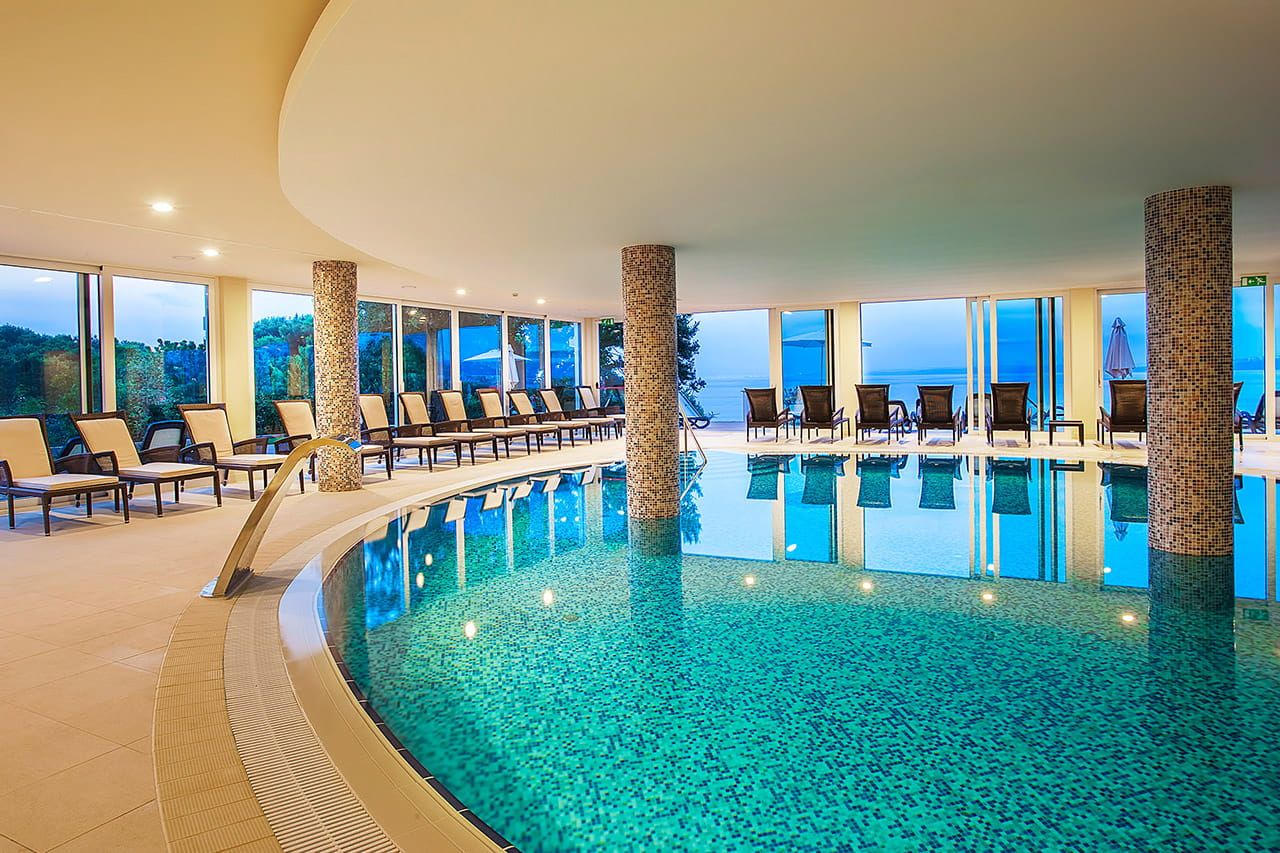 حوض السباحة