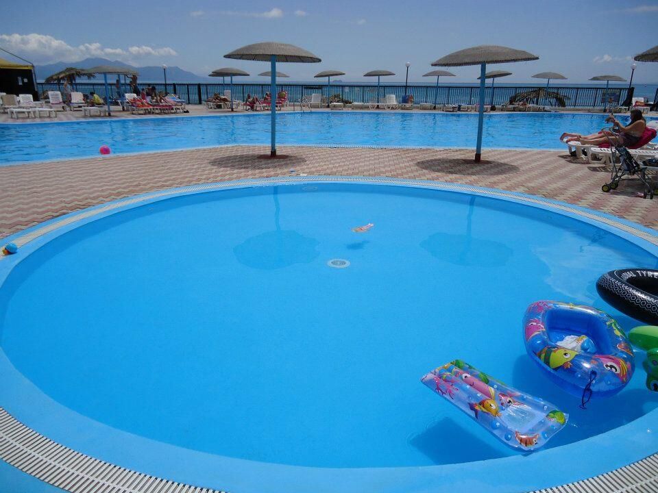 حوض السباحة