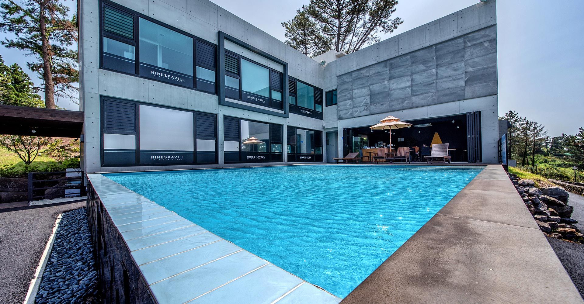 حوض السباحة