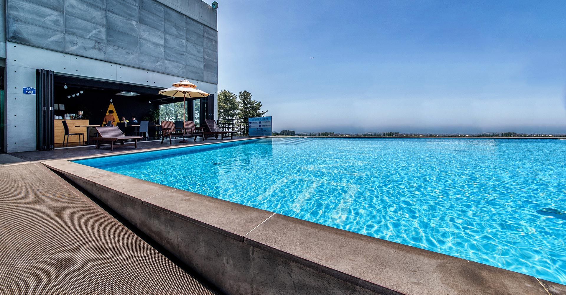 حوض السباحة