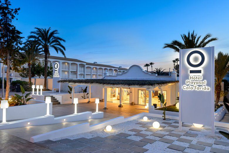 حوض السباحة