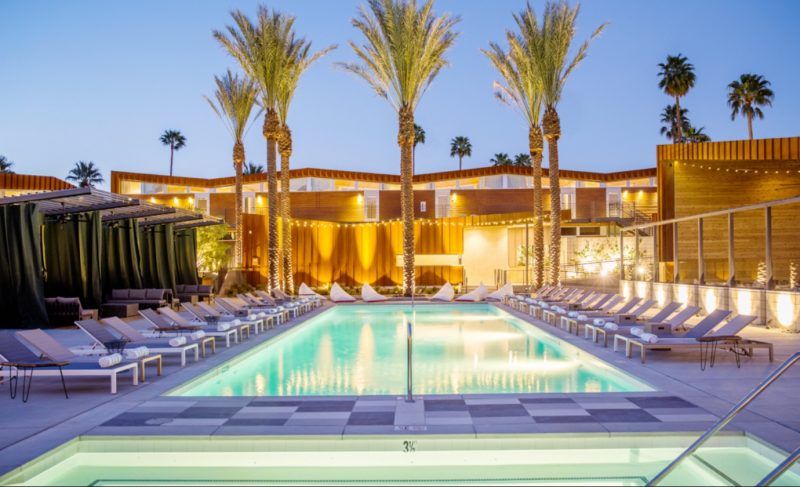 حوض السباحة