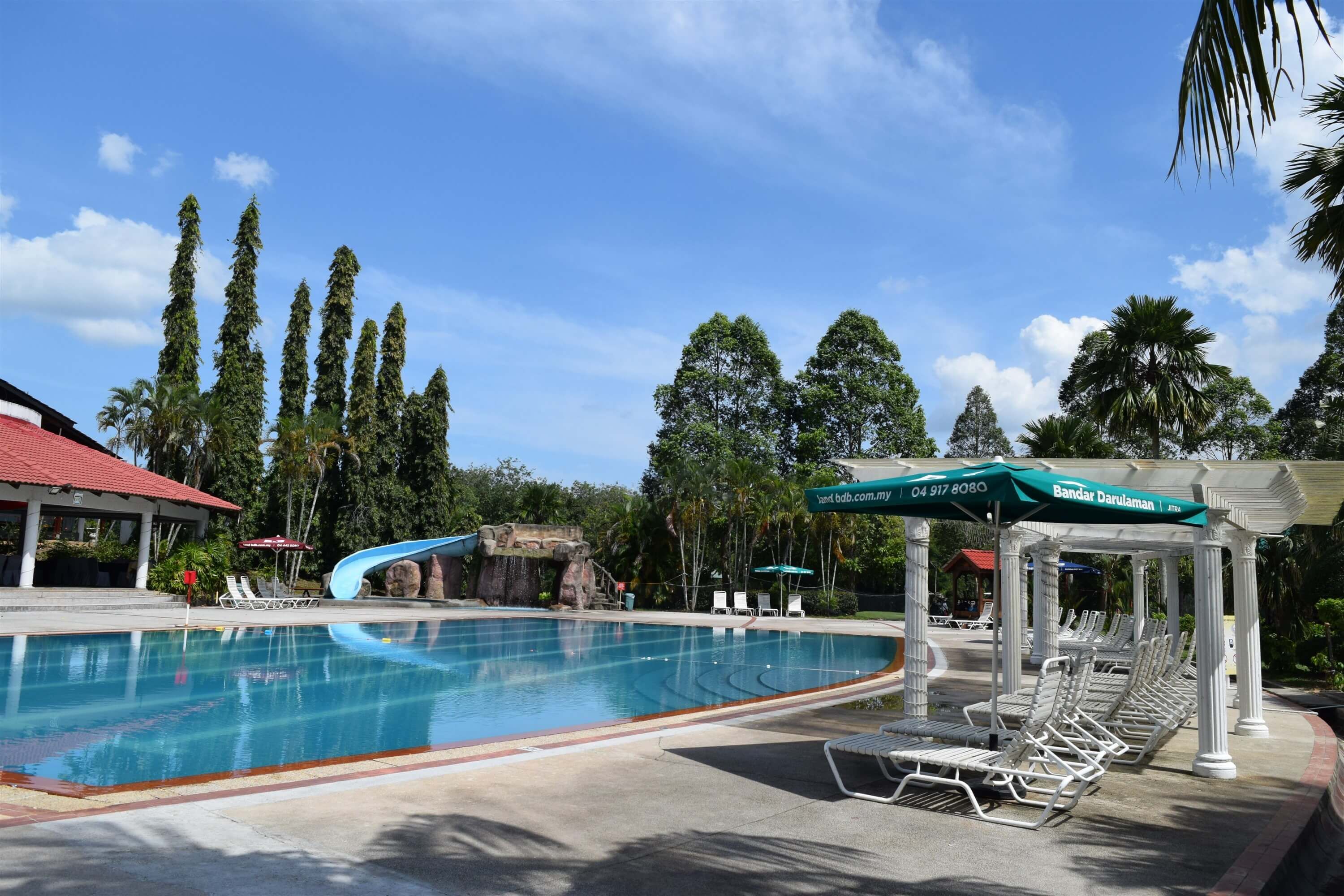 حوض السباحة