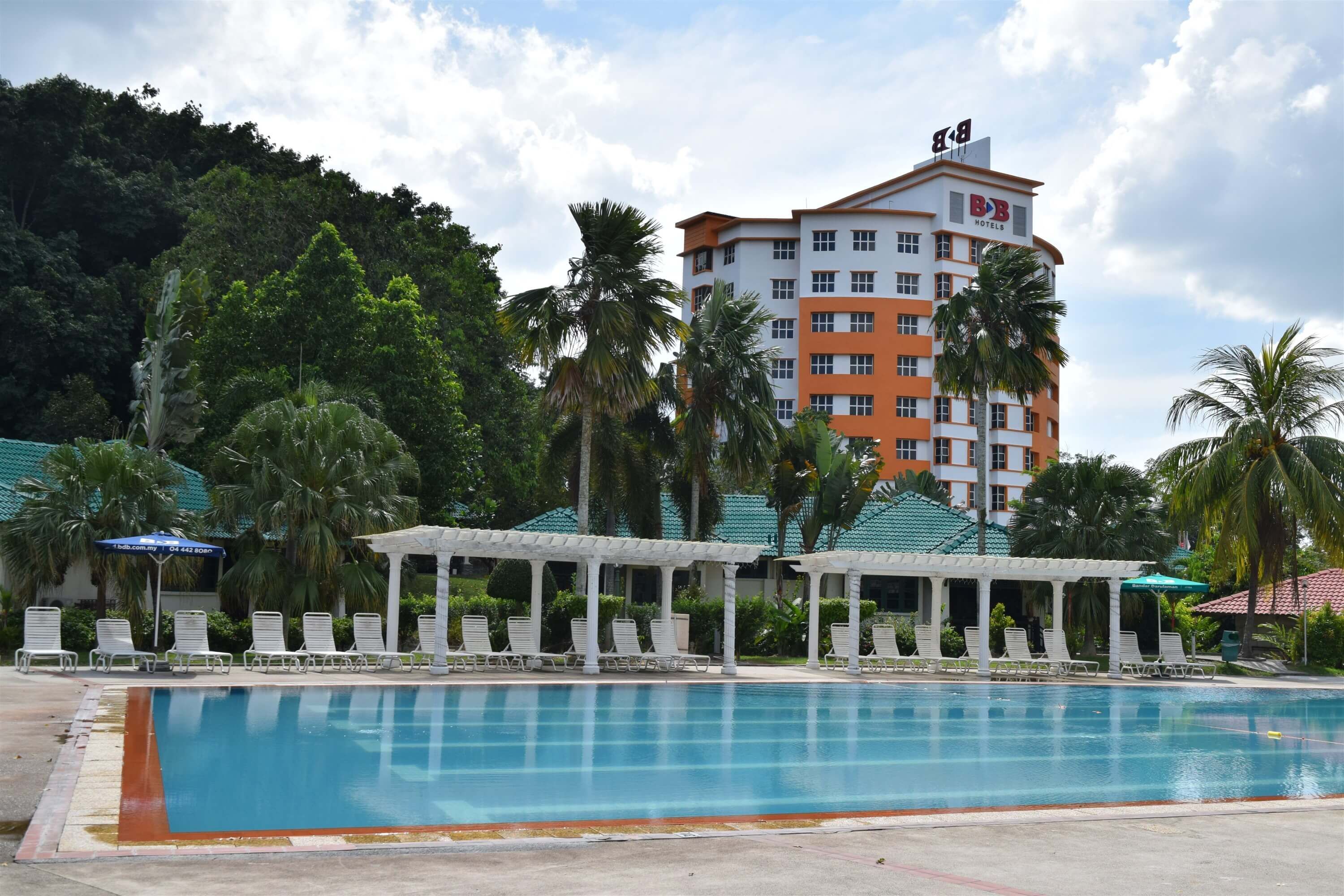 حوض السباحة