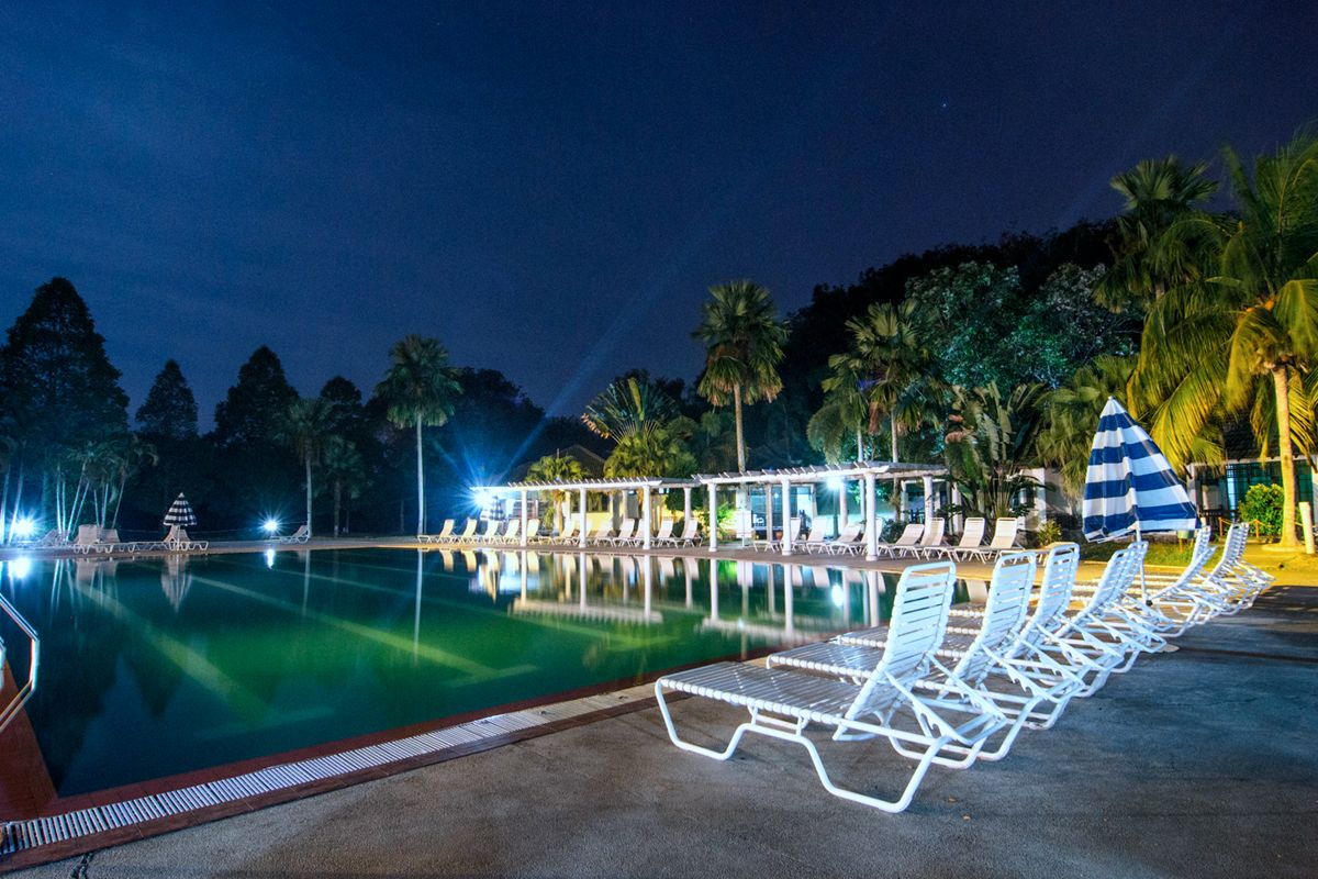 حوض السباحة