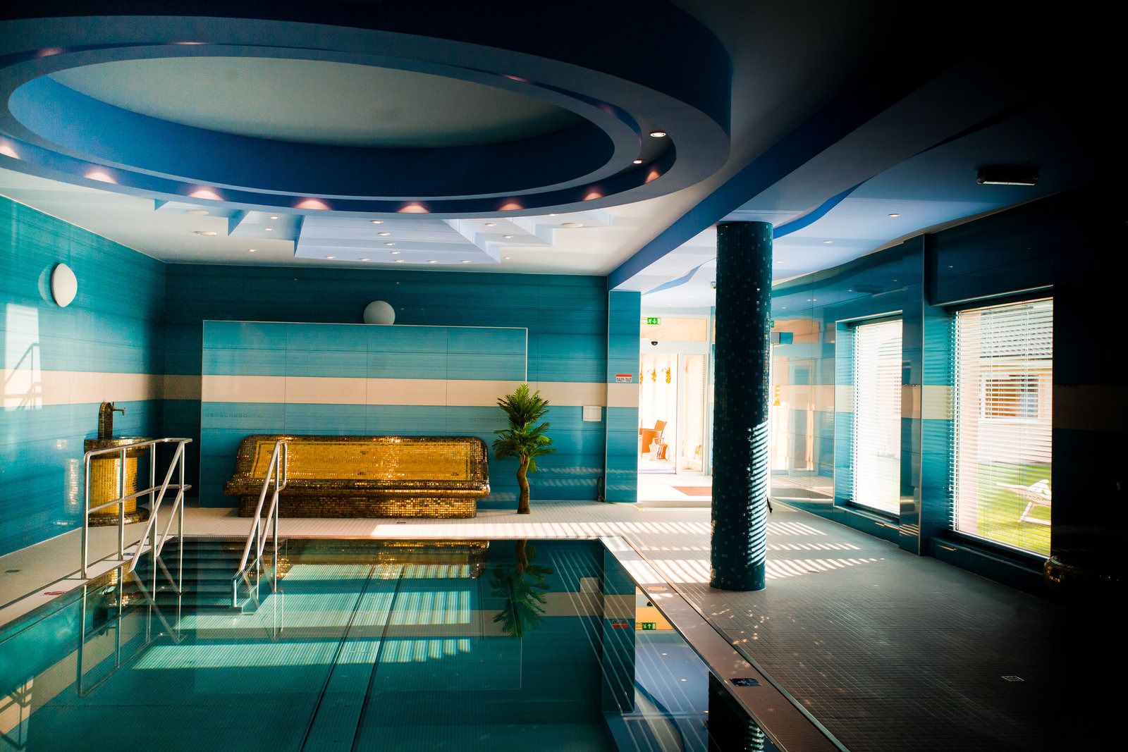 حوض السباحة