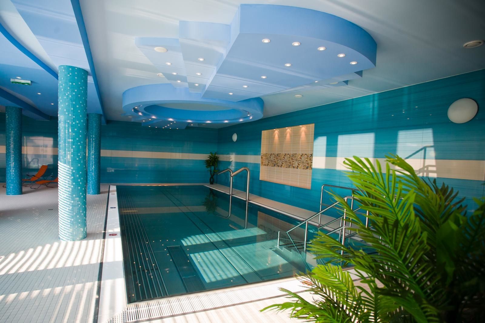 حوض السباحة