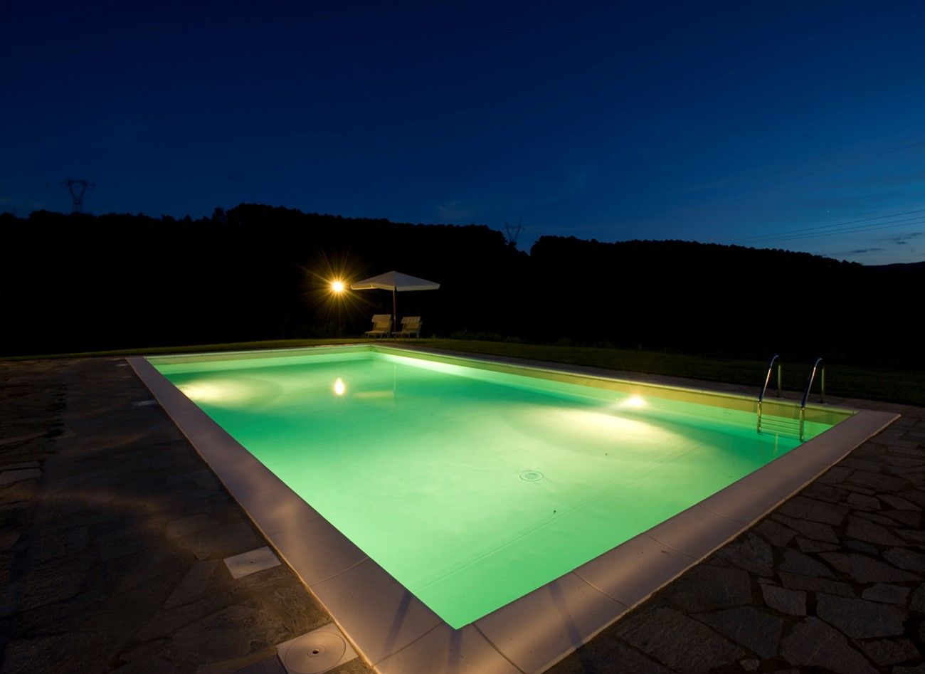 حوض السباحة