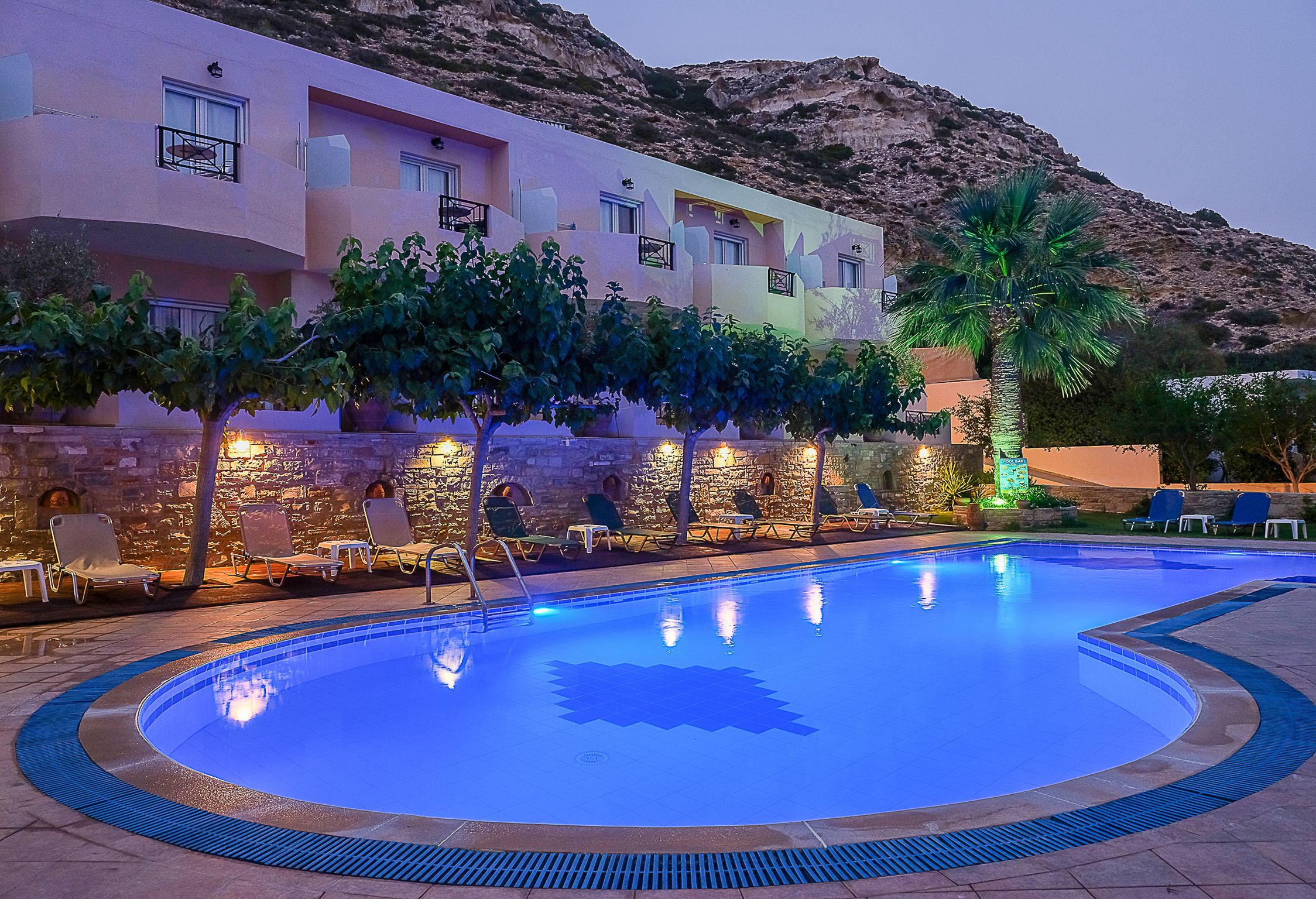 حوض السباحة