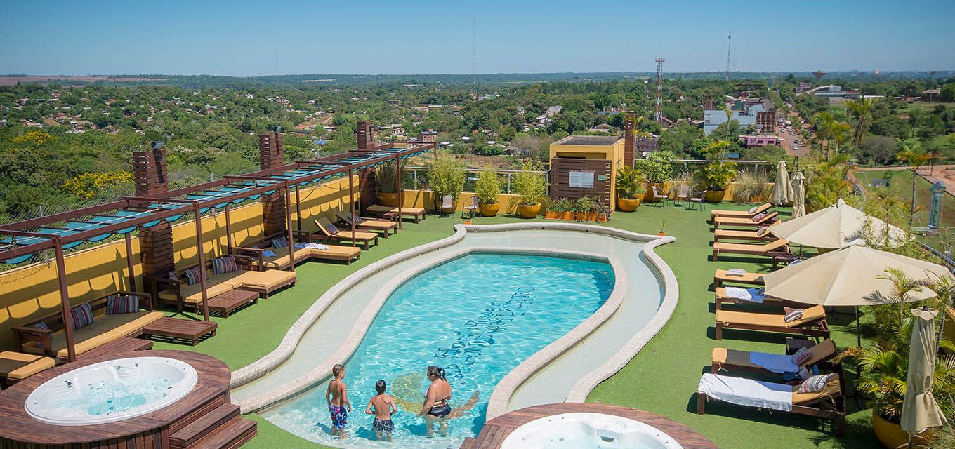 حوض السباحة