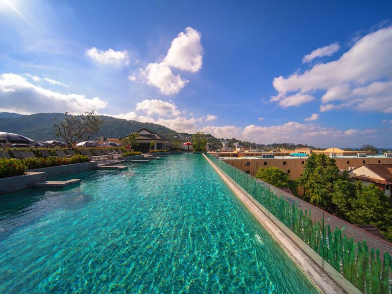 حوض السباحة